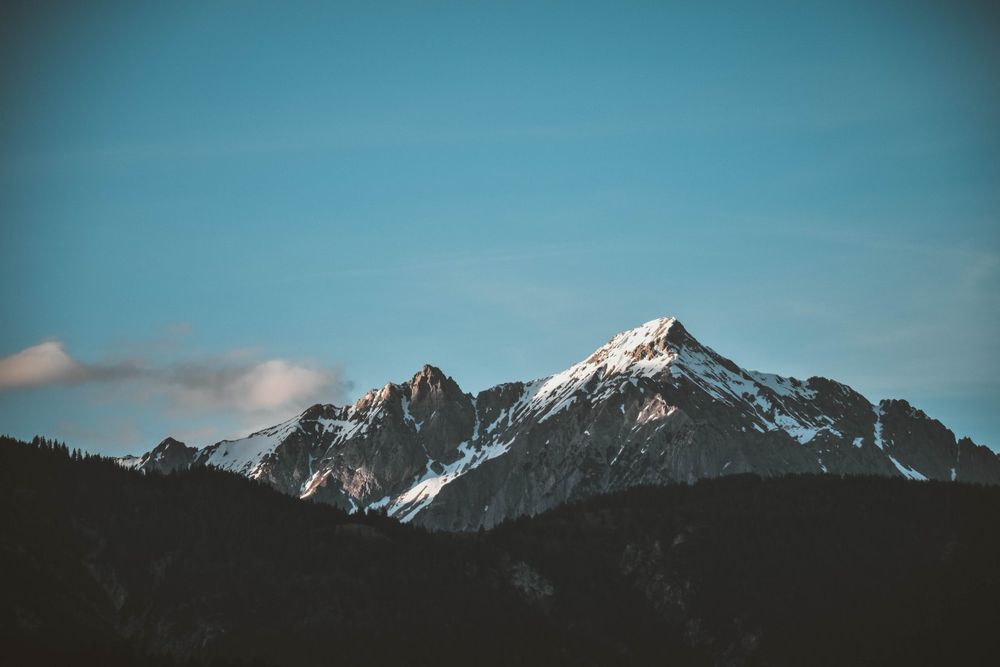 Photo paysage montagne enneigée, ciel bleu 1